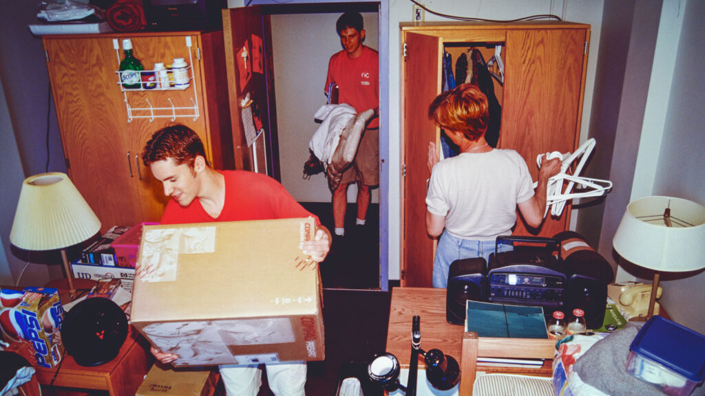 Students, volunteers help with residence hall move in