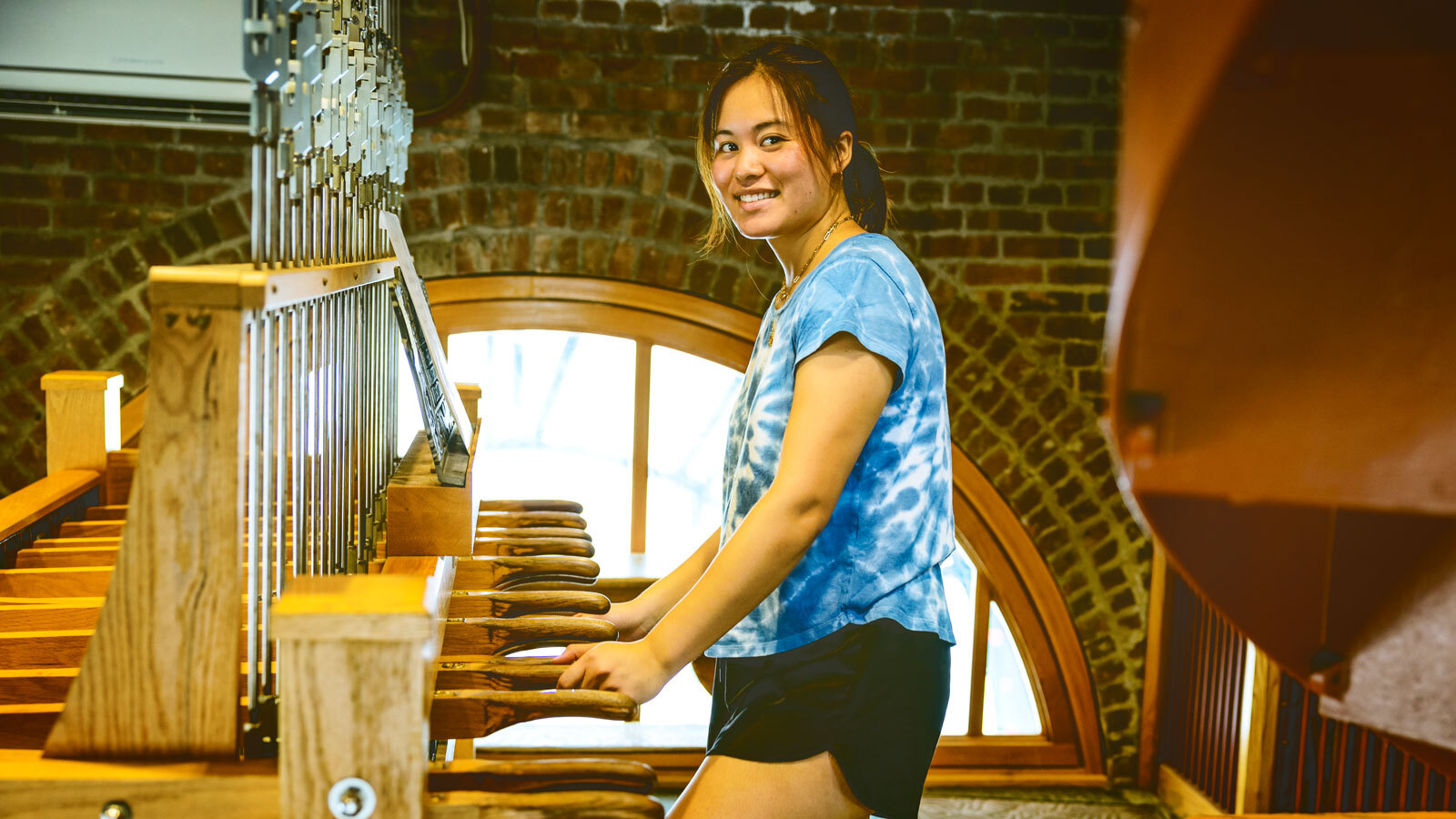 Chimesmaster Chenchen Lu ’23 performs in McGraw Tower.
