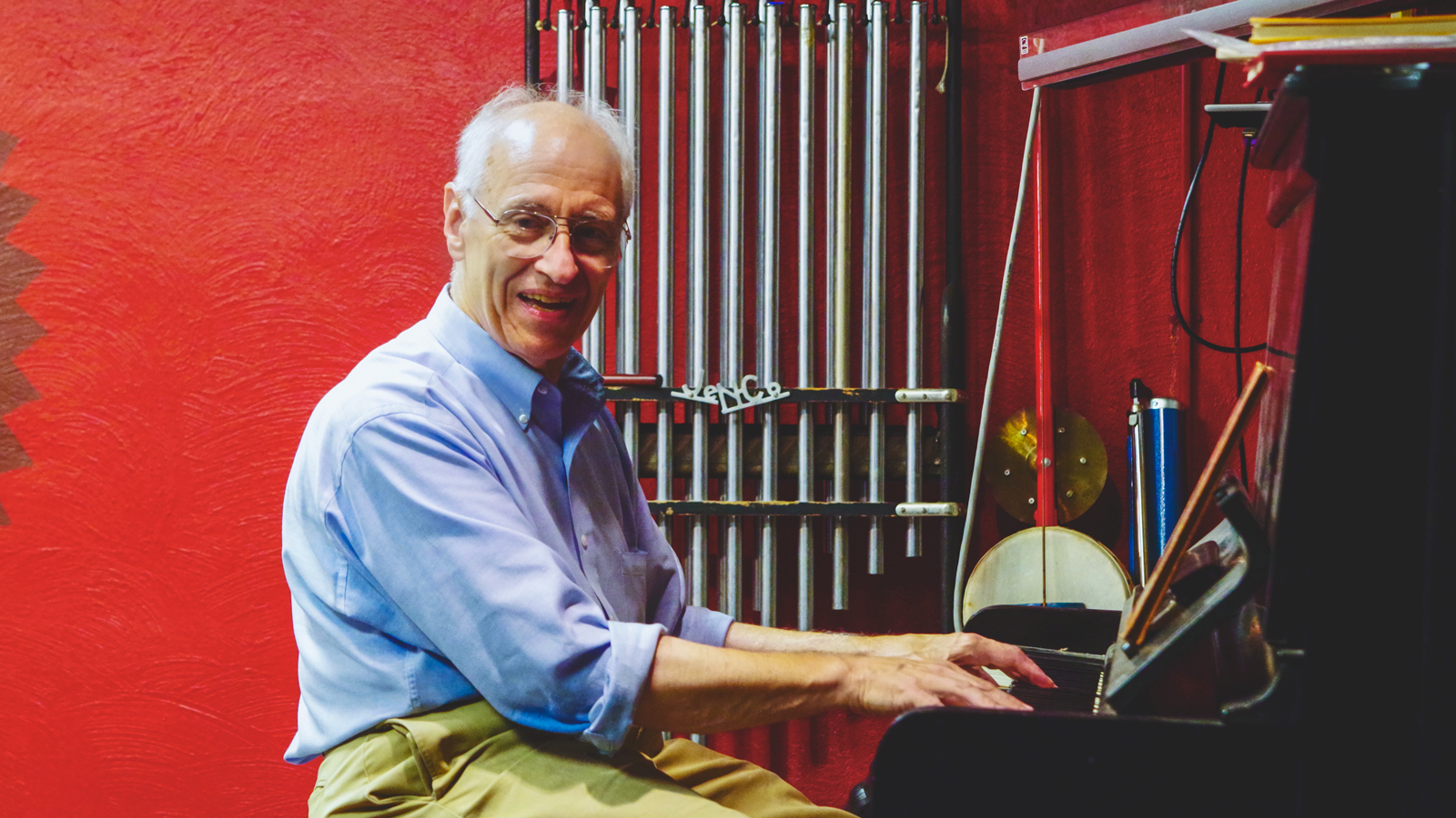 Savage member Bill Cowdery ’73, PhD ’89, tickles the ivories to accompany a performer