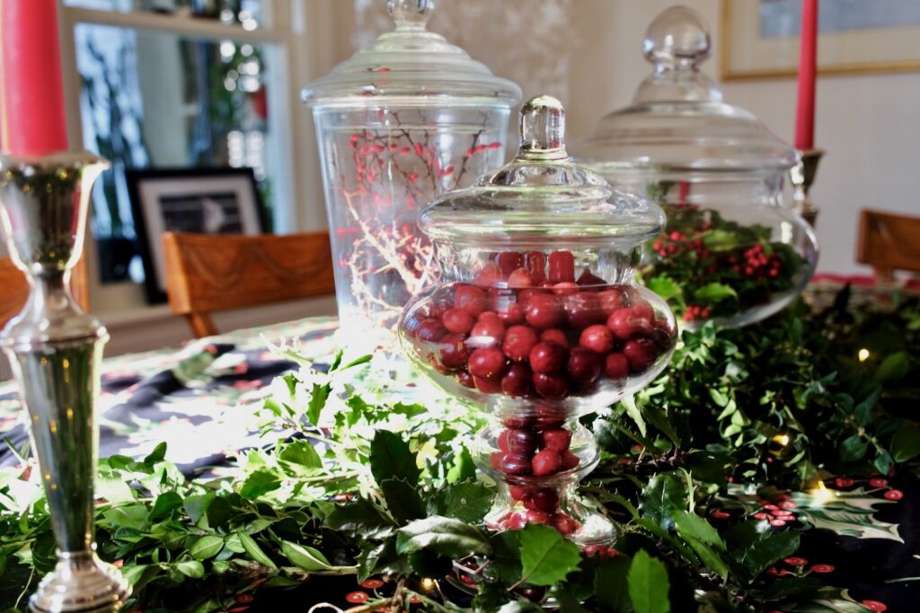 Natural elements such as branches and leaves and berries in glass jars add seasonal color to centerpieces