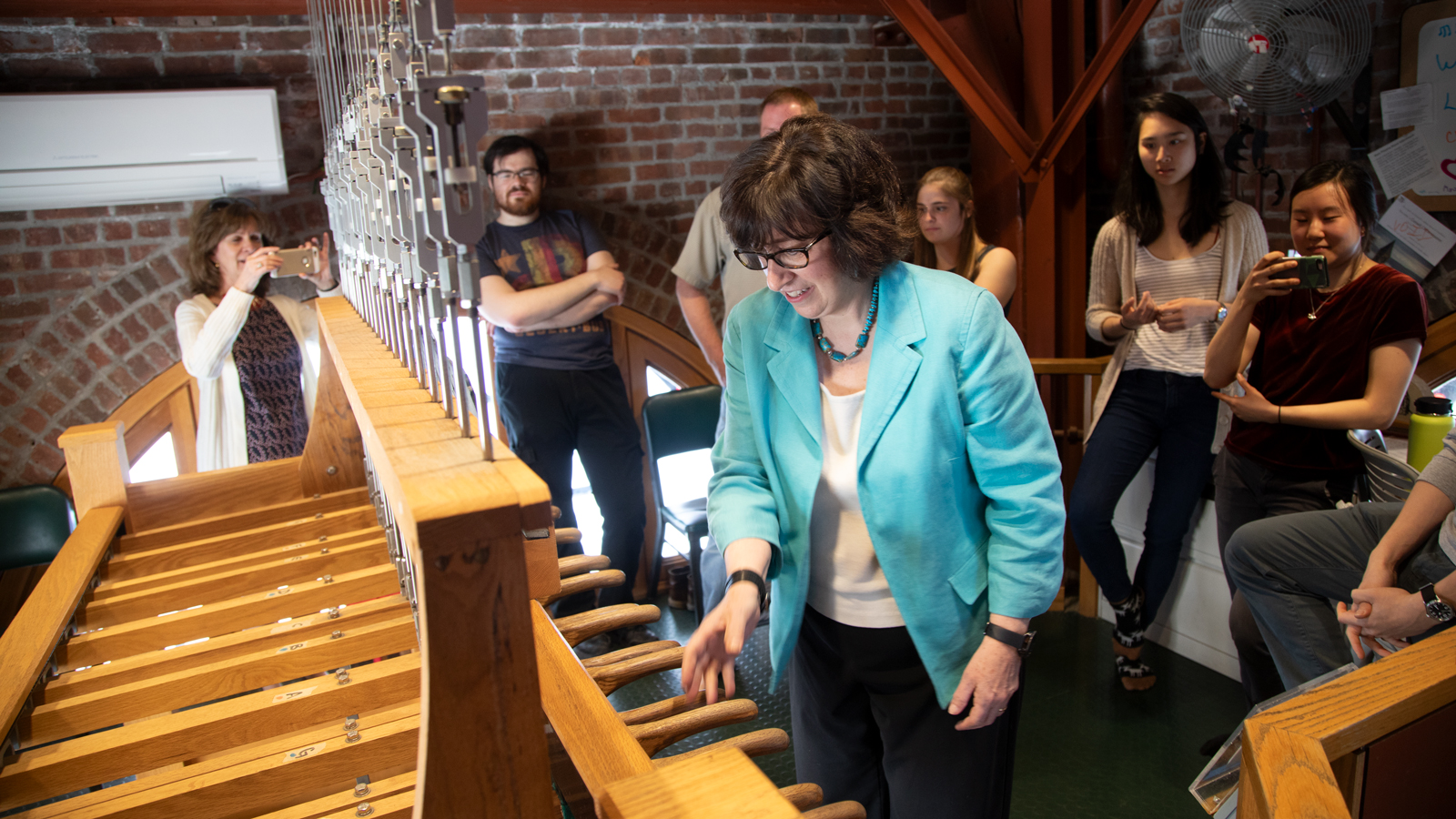 Martha Pollack playing the Cornell Chimes as students watch