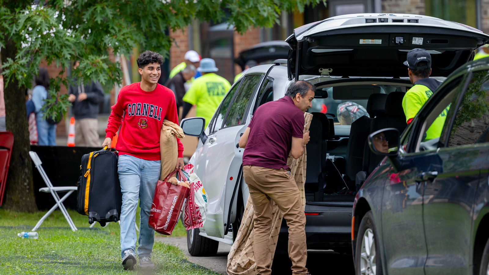 Students, parents, and volunteers unload cars on North Campus during Move-In 2024