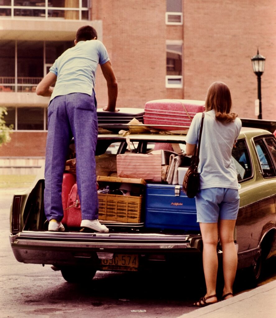 students prepare to unload a station wagon on campus during Move-In 1972