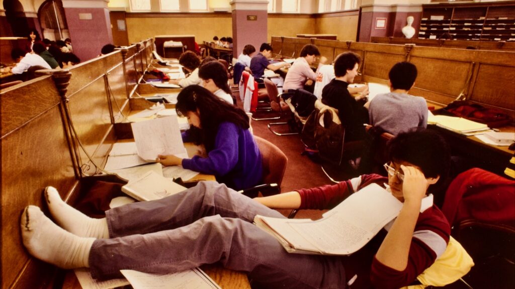 Students study in Uris Library in 1984
