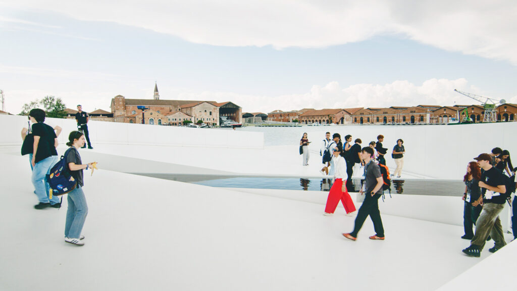 Viewers walking on the AquaPraça exhibit