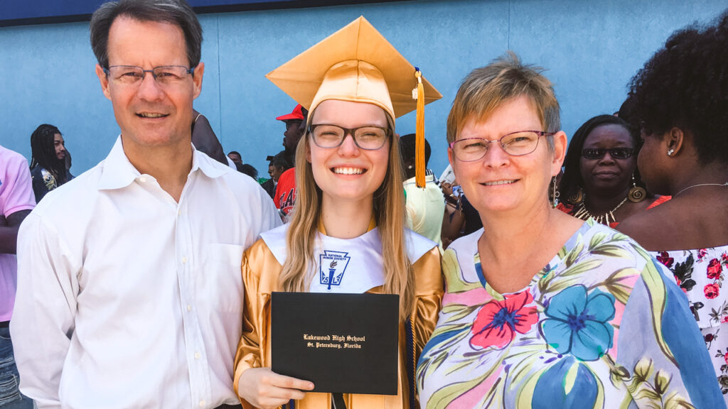 Karianne Kapfer with her parents at her high school graduation