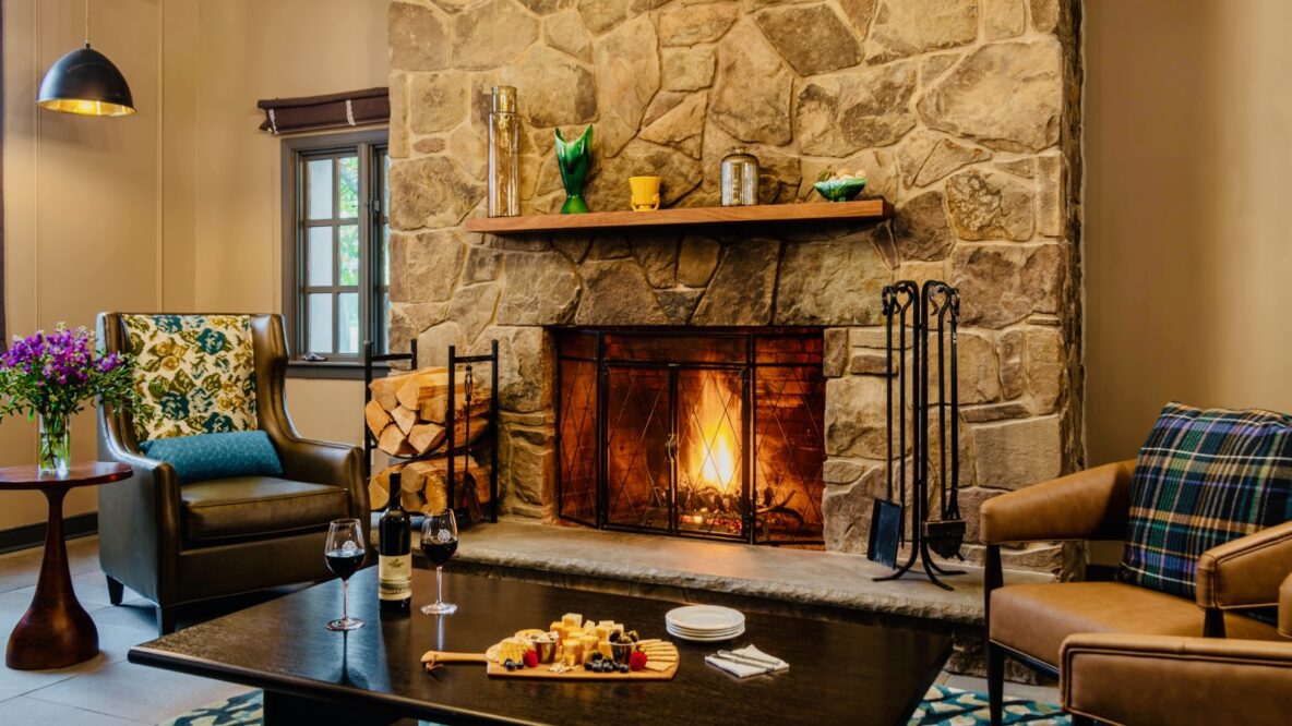 The fireplace in the lobby a La Tourelle