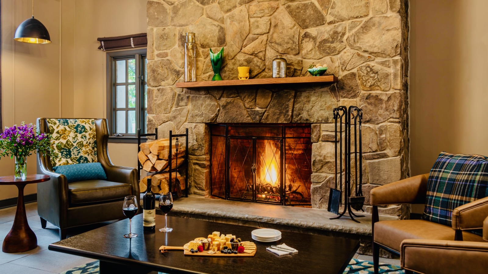 The fireplace in the lobby a La Tourelle