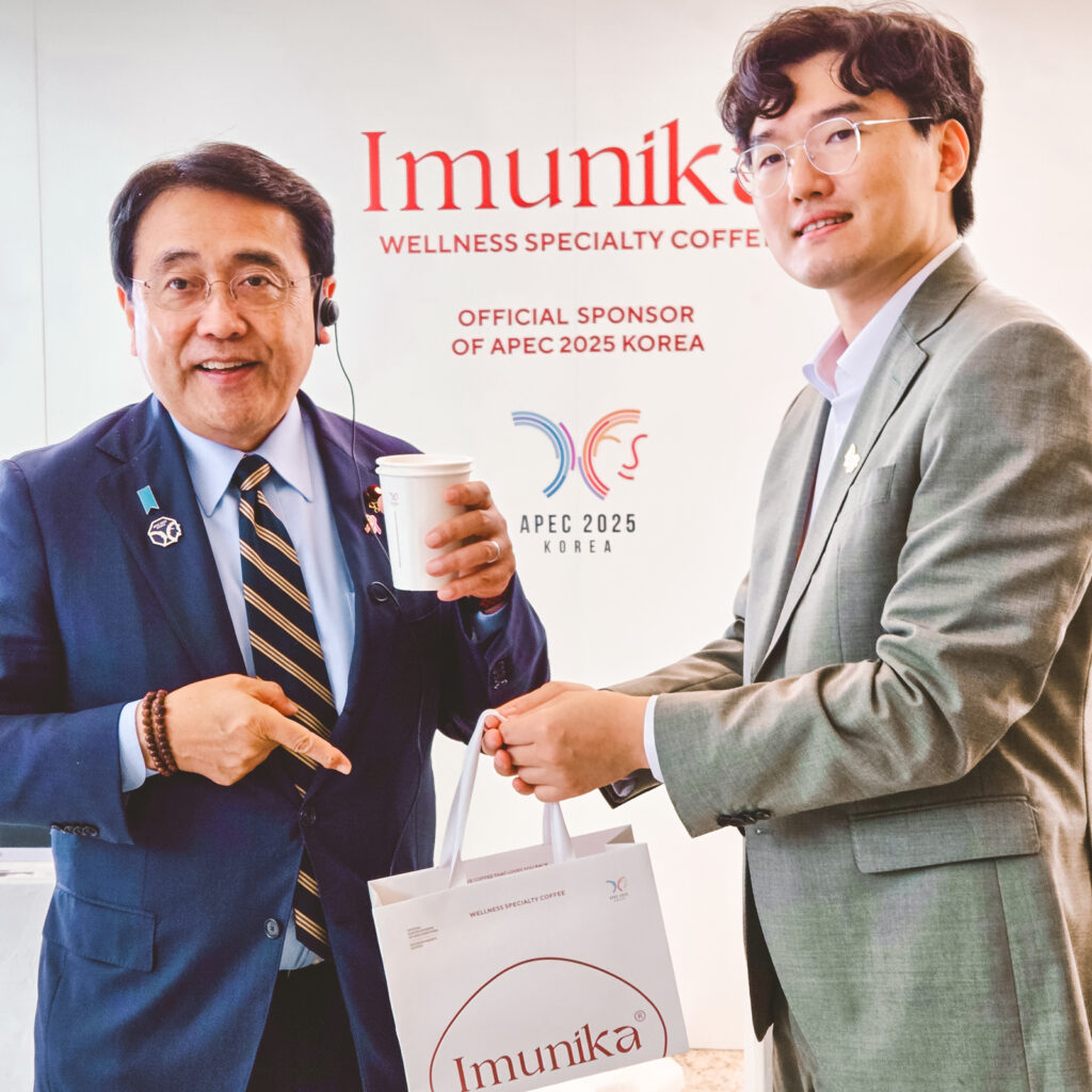 Jinhu Park with Ryosei Akazawa, MBA ’91, at APEC