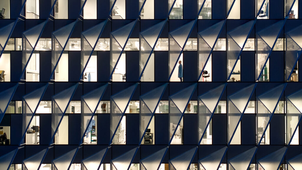Photo by Brad Feinknopf ’86 looking into dozens of geometrically aligned windows of the Vagelos Laboratory at the University of Pennsylvania