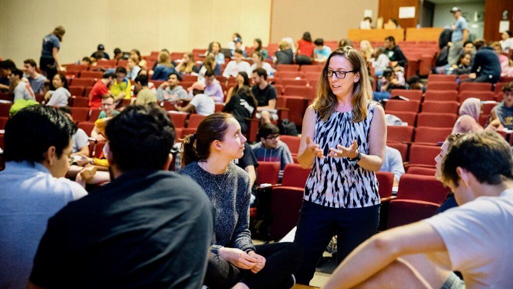 Abby Drake, senior lecturer and Active Learning Initiative fellow in the Department of Ecology and Evolutionary Biology, works with teams to answer questions and give individual feedback in the BIOEE 1780 course