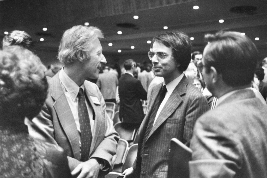 Rhodes chats with Professor Carl Sagan at Trustee-Council Weekend in 1980