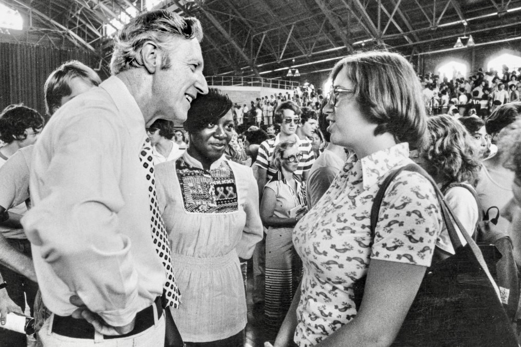 Rhodes talks with students during New Student Convocation in Barton Hall in 1977