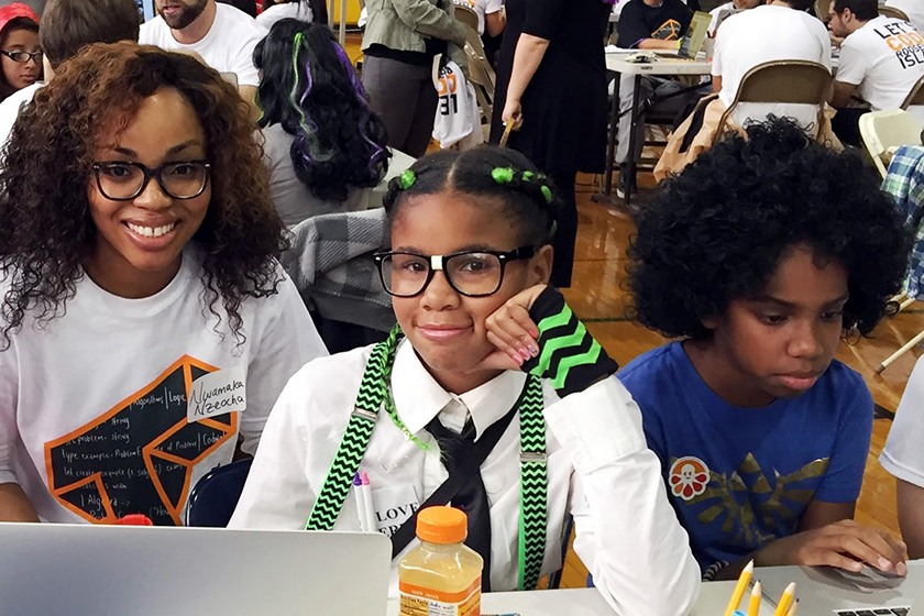 Nwamaka Imasogie MS ’16 volunteers with students at Cornell Tech’s “Let’s Code Roosevelt Island” event.