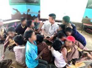 Dustin connects with students at the Viveka Tribal Center for Learning in in Karnataka, India, in summer 2018.