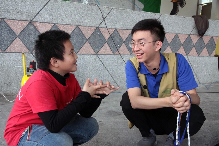 Dustin connecting with a community member in Jan 2019, as part of a public health outreach program in Hualien, Taiwan.