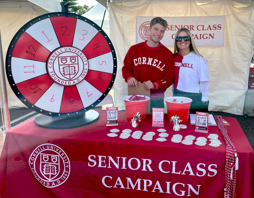 Senior Class Campaign co-chairs Daniel Morgan ’23 and Lauren Pappas ’23 staffing the SCC table during Homecoming 2022.
