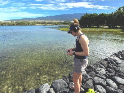 萨曼莎·朱伯（Samantha Juber）在Kaloko Honokóhau国家历史公园（National Historical Park）听钓鱼。