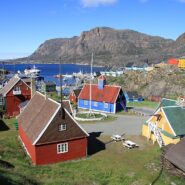 Houses in Sisimiut, photo by Chmee2/Valtameri, licensed under CC 3.0