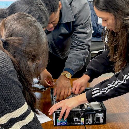 Students in Professor Steve Jackson’s Computing on Earth class learn to repair computers.